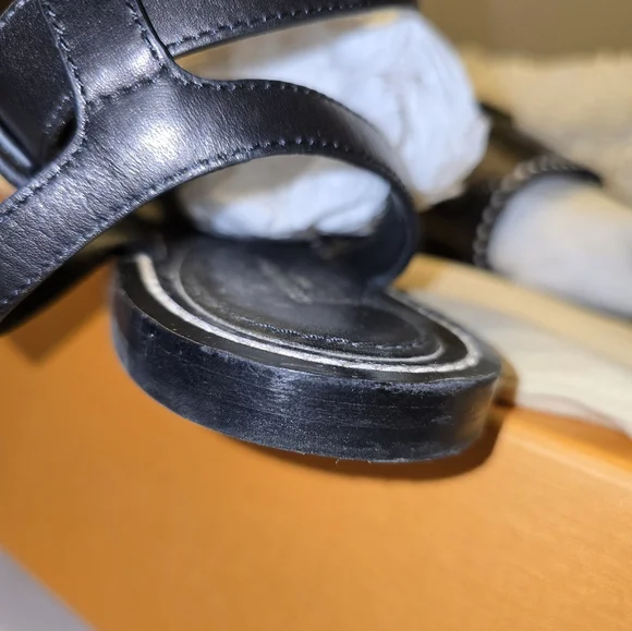 Louis Vuitton Women's Horizon Flat Sandals Perforated Leather Size 40 - Picture 5 of 7